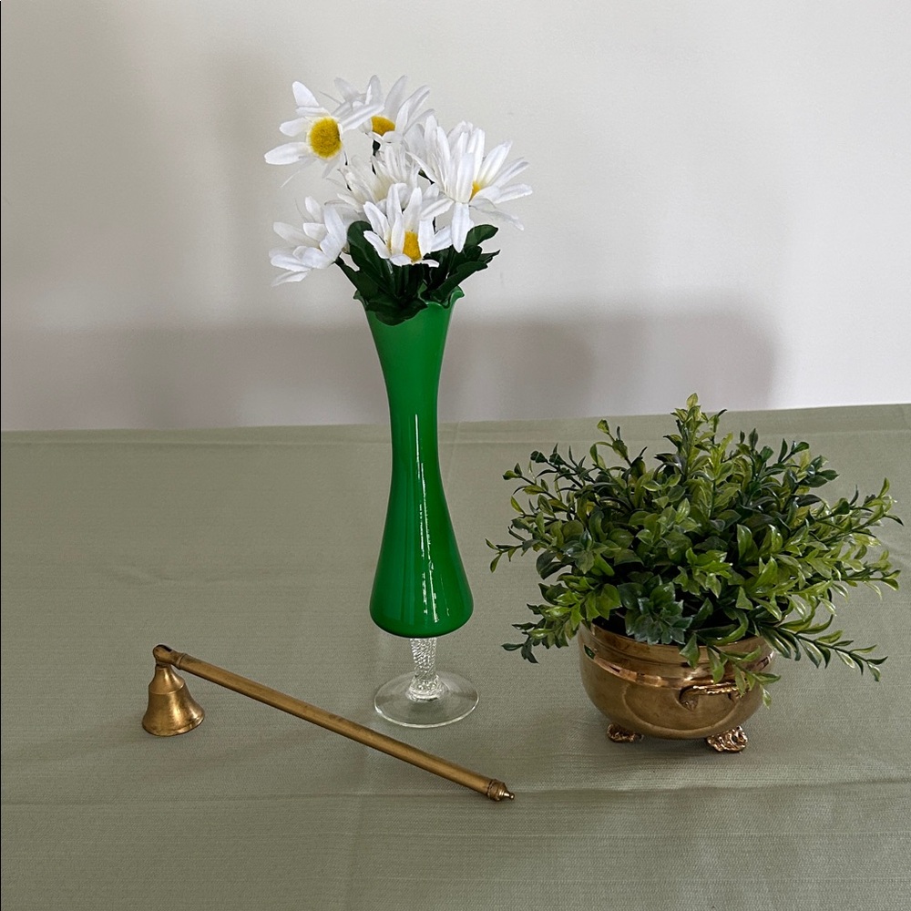 Vintage Green Glass Fluted Vase with swirl base 1960-70. H 10 in Dia 2.5 in - Picture 6 of 6